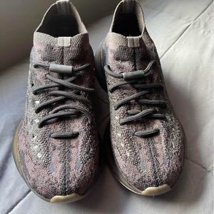 Yeezy boost 380 size 5 1/2. Some smudges but they’re good. No box